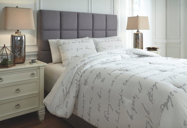 Adrianna Signature Design by Ashley Comforter Set Queen