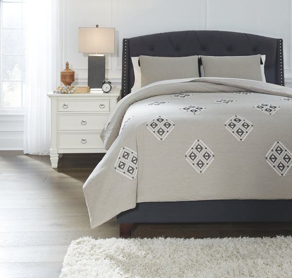 Jawanza Signature Design by Ashley Comforter Set Queen